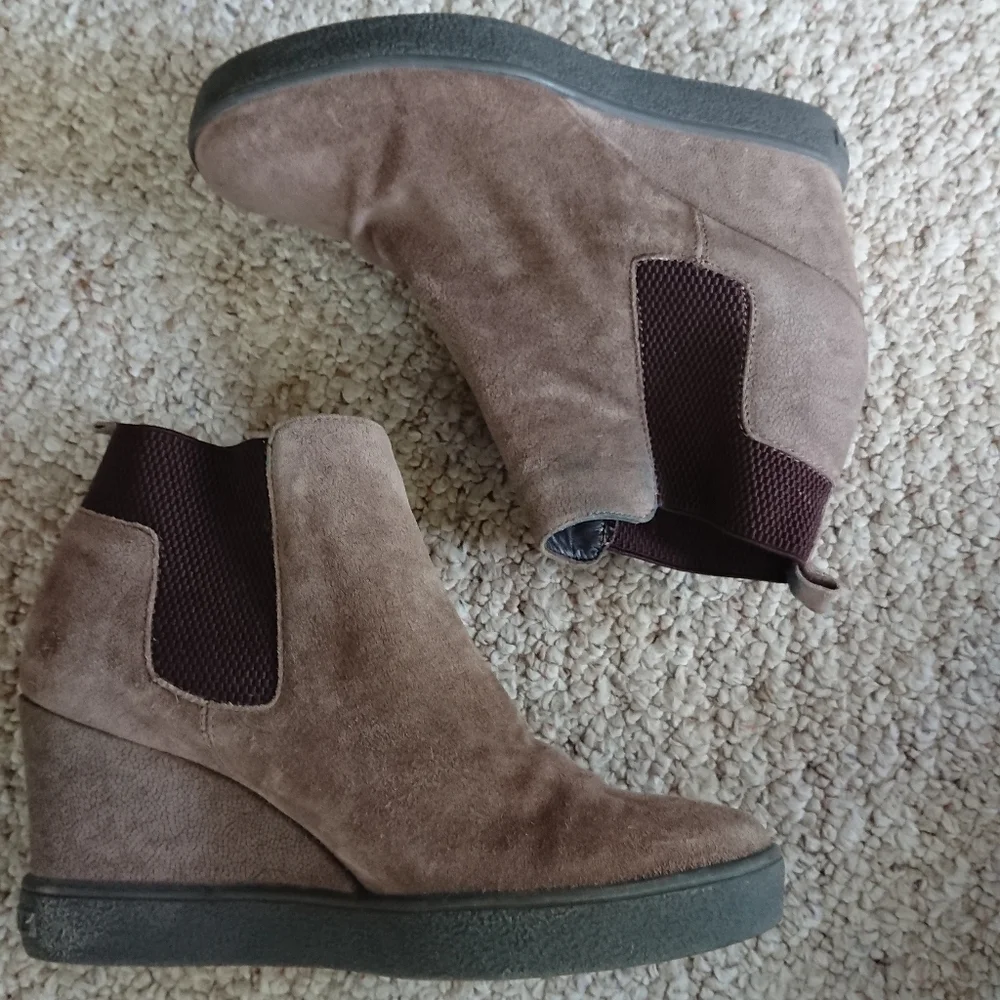 Aquatalia Claire Waterproof Suede Wedge ankle Bootie size 7.5